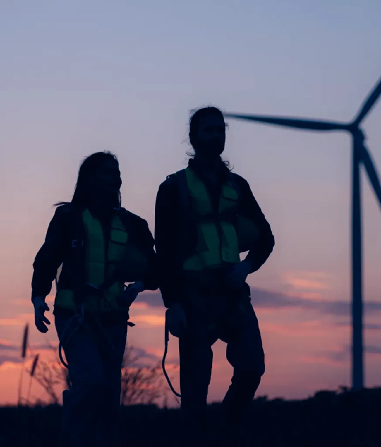 Equipo trabajando con turbinas eólicas